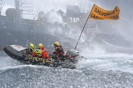 Activistas de Greenpeace tratan de frenar la caza de ballenas de la 
flota japonesa en el Santuario de la Antártida
Descargar imagen en alta resolución [1]

[1] http://www.greenpeace.org/raw/image_orig/espana/photosvideos/photos/activistas-de-greenpeace-trata.jpg 